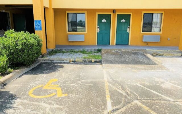 Pine Point Inn & Suites