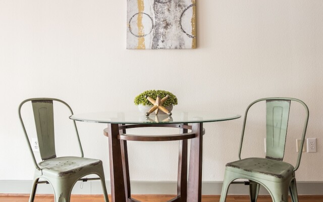 1 BR Apt near Dining Shopping Nightlife by Frontdesk