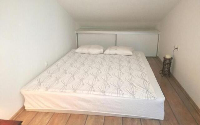 Nice, cosy studio apartment with shared outdoor pool