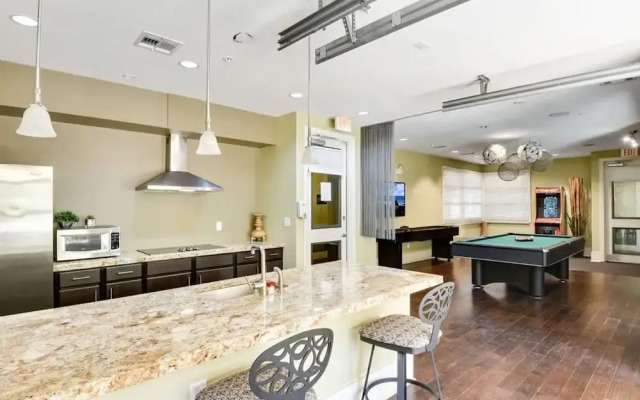 Prime Soco 2BR King Suite w Gympickleballlaundry