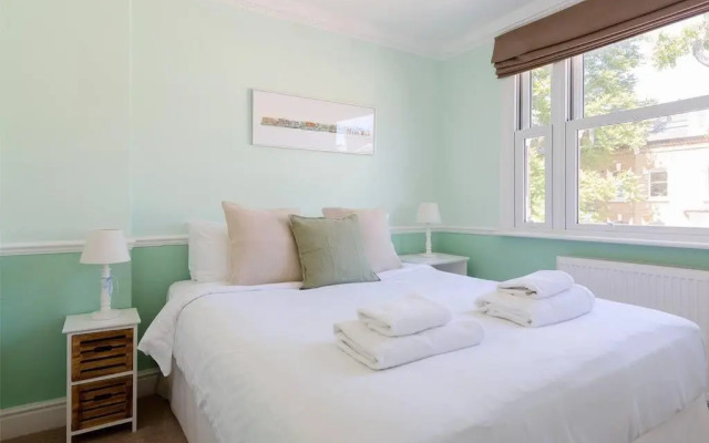 Spacious 3 bedroom flat with terrace