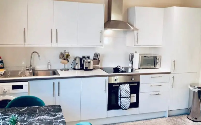 Three Bed Apt Beach View Brighton by Sojo Stay