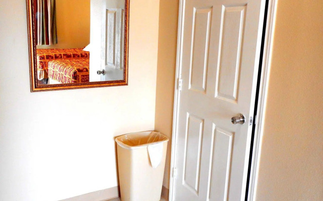 Crossroads Inn & Suites