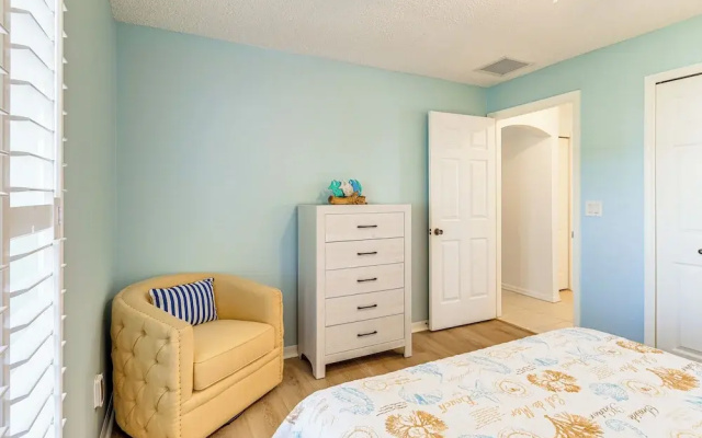 Private Yard & Screened Patio: Sunny Sebastian Gem