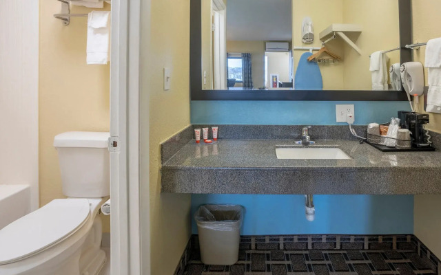 OYO Hotel Knoxville TN Cedar Bluff I-40