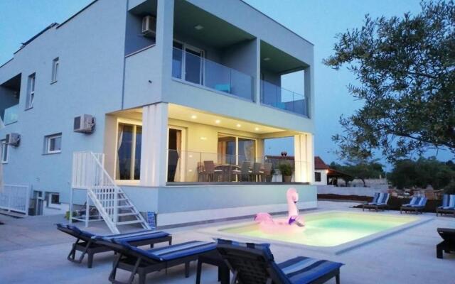 JoNa - with pool - H(8)