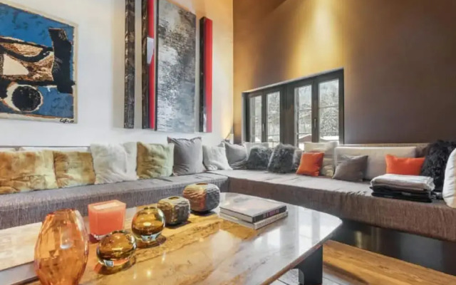 Duplex With Palace Views