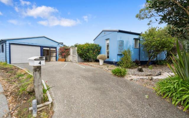 The Wee Blue Bach - Waikanae Beach Holiday Home