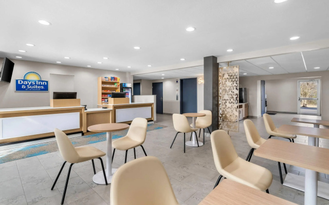 Days Inn & Suites by Wyndham Brandon Amphitheater