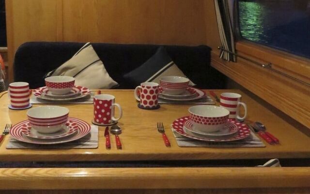 Houseboat Hotels