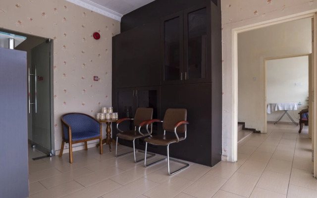 OYO 89536 Hazris Hotel