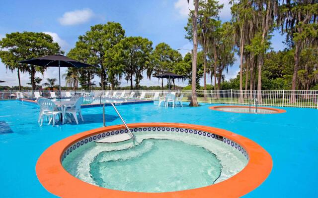 Howard Johnson Express Inn And Suites Lakes Front