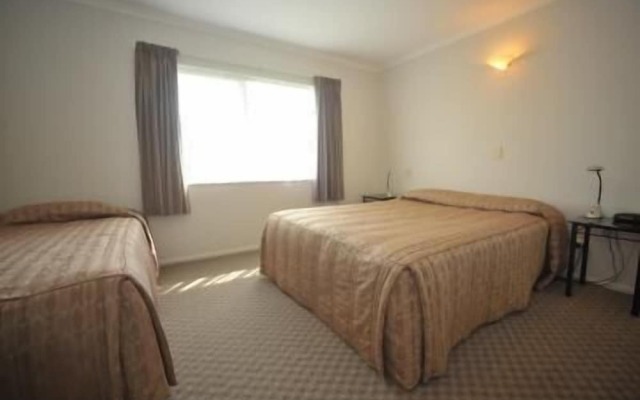 Tudor Lodge Motel