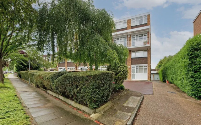 Luxury Designer Flat in Putney by Underthedoormat