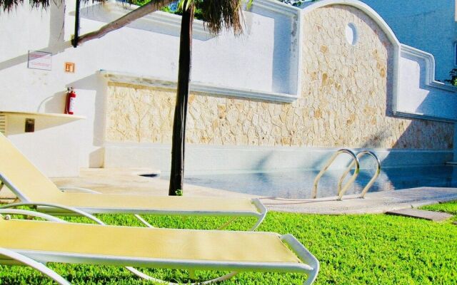 Room in B&B - Deluxe Family Comfort Balcony Room With Pool Playacar Ii