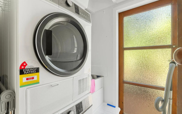 Piha - City Escape, Piha Holiday Home