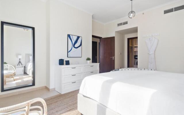 Monty - Stylish Apartment with Partial Burj Khalifa View