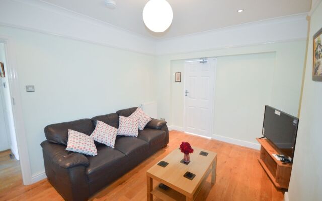 Fantastic 4 Bedroom House In Bath With Garden