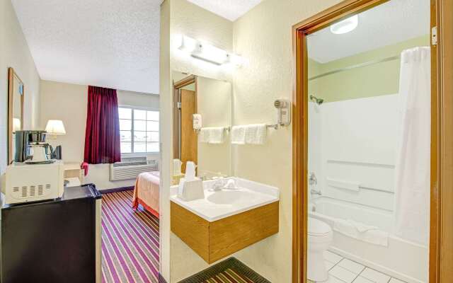Super 8 by Wyndham San Antonio/Fiesta