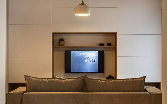 Elegant, spacious & minimalist aptm w/balcony