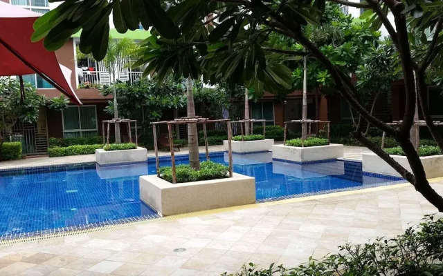 Apartment at Bangkok Near Pool