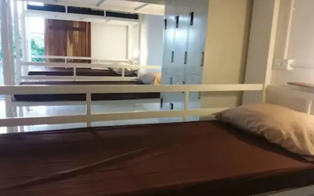 8 Sleeper Street Hostel
