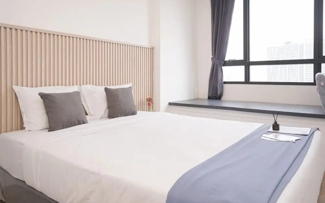 Fully Furnished and Homey Studio Collins Boulevard Apartment