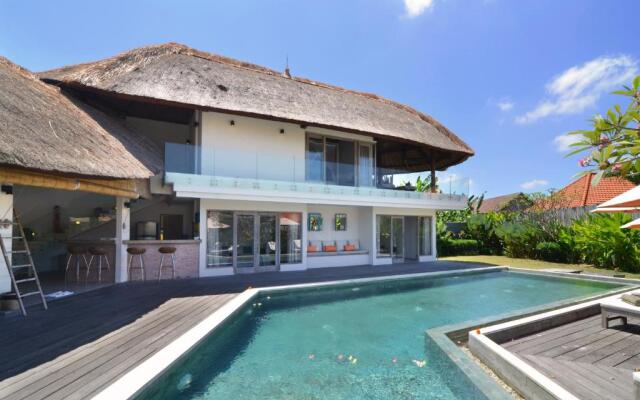 "stunning 4 Bedrooms Private Pool Villa in Canggu"
