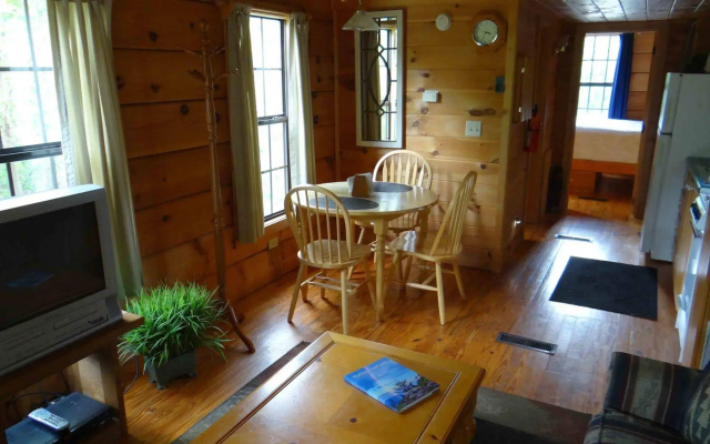 Engadine Inn & Cabins