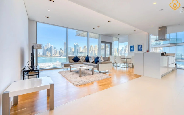 Beautiful Large 3 B/R Apt in BlueWaters Island