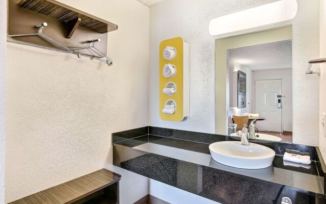 Motel 6 Oakland, CA - Embarcadero