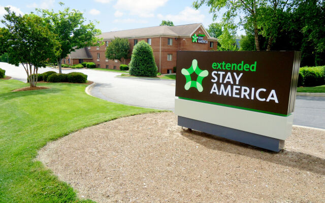 HomeTowne Studios & Suites by Red Roof Greensboro