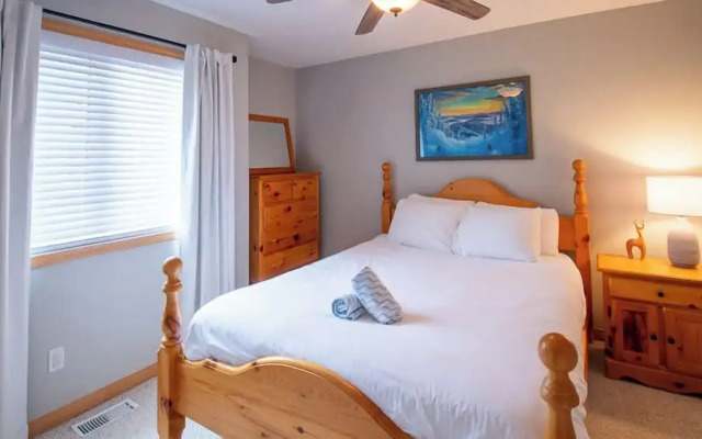 Stone Creek Chalet by Fernie Lodging CO