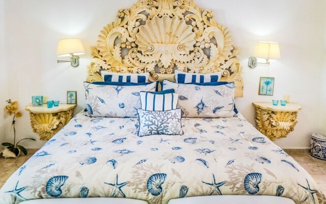 Royal Palms 10 2 Bedroom Condo by RedAwning