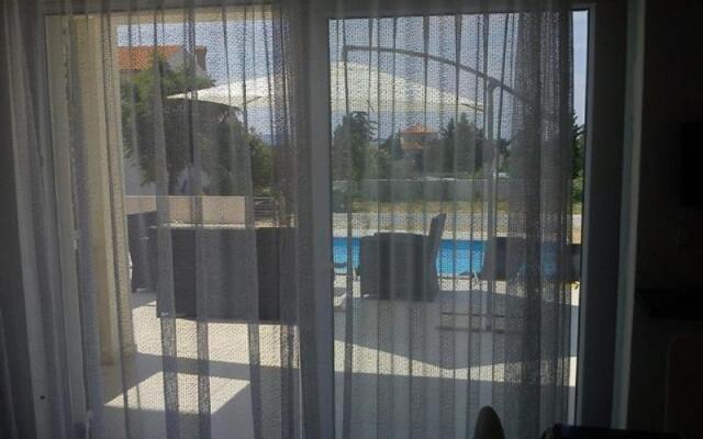 Markle - swimming pool and sunbeds - A5(2+2)