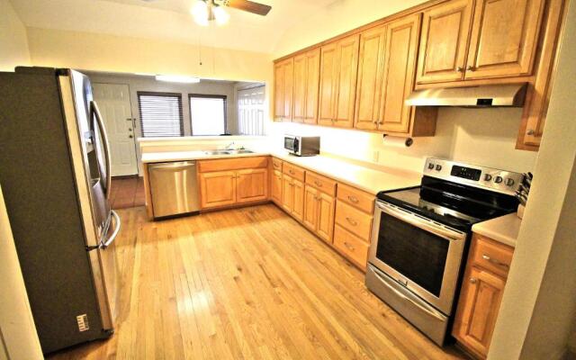 Peach Tree Inn & Suites