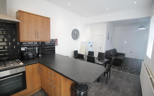 Henthorne Choice - Large Property - Close to Town Centre