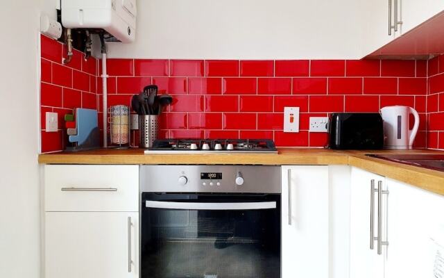 Bright Cosy Flat Close by Tourist Spots