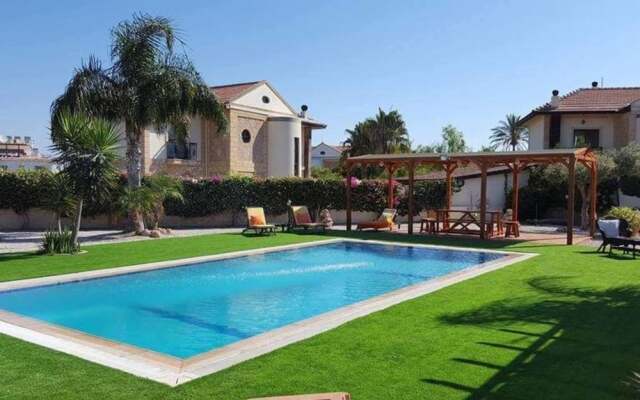 Stunning Private Villa - Beautiful Gardens & Pool