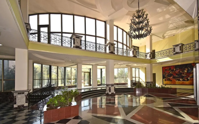 Spacious Apartment by Luxe Group TT606