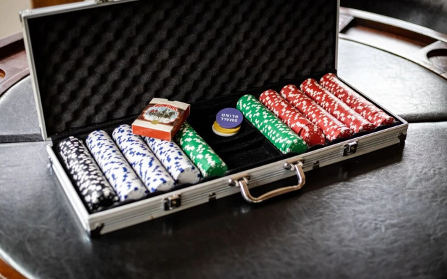 Hall Court Manor - Hot Tub, Pet Friendly, Pool Table!