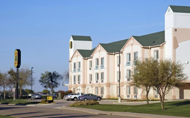 Super 8 by Wyndham Irving/DFW Apt/North