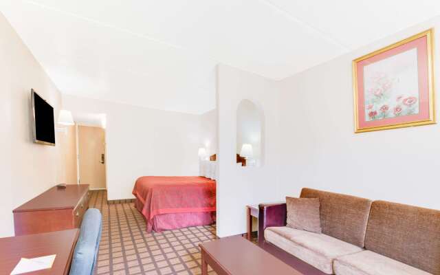 Days Inn & Suites by Wyndham Laredo