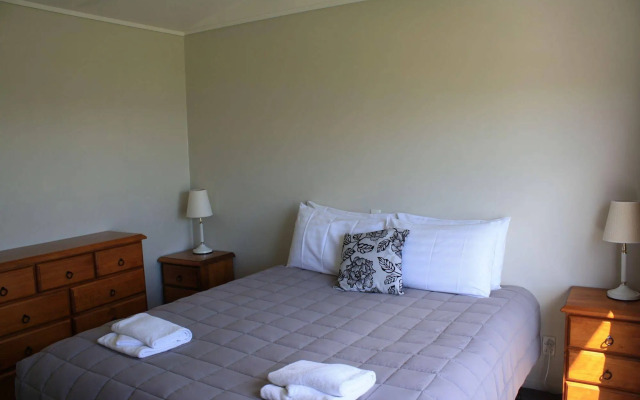 Pohara Beachfront Motel