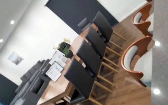 Modern & Cosey 4bedroom House Walk to Beach