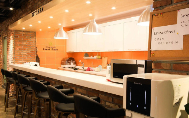 Sun and Moon Guest House - Hostel