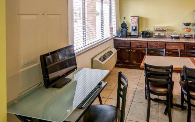 Econo Lodge East