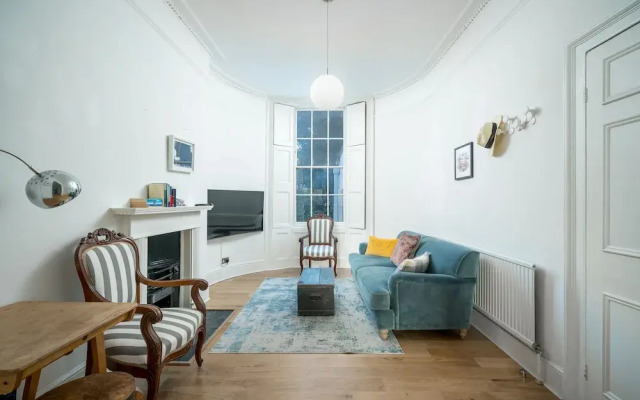 JOIVY Elegant 4 Br House W/Deskspace, Moments From Angel