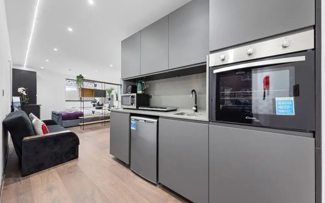 Bright Studio Retreat in Golders Green