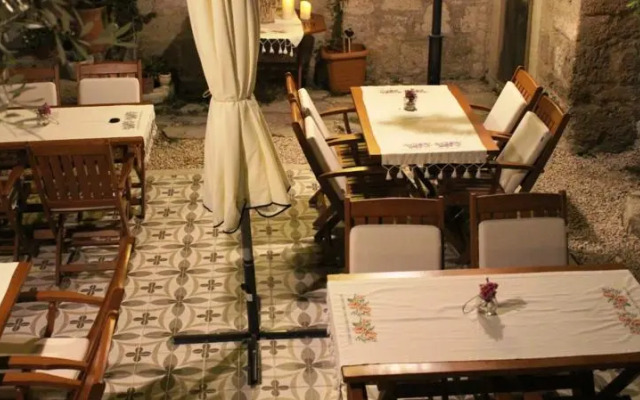 Lilyum Alaçatı Taş Ev